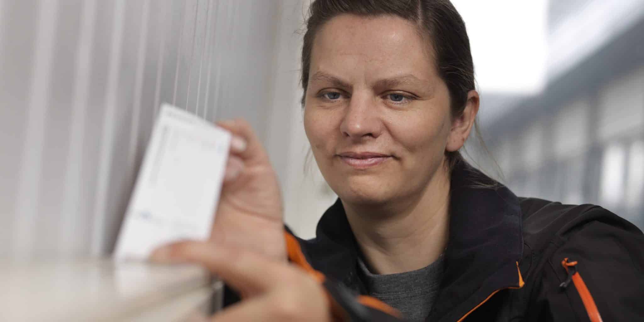 Nærbilde av kvinne som tar prøve med Mycotape DNA