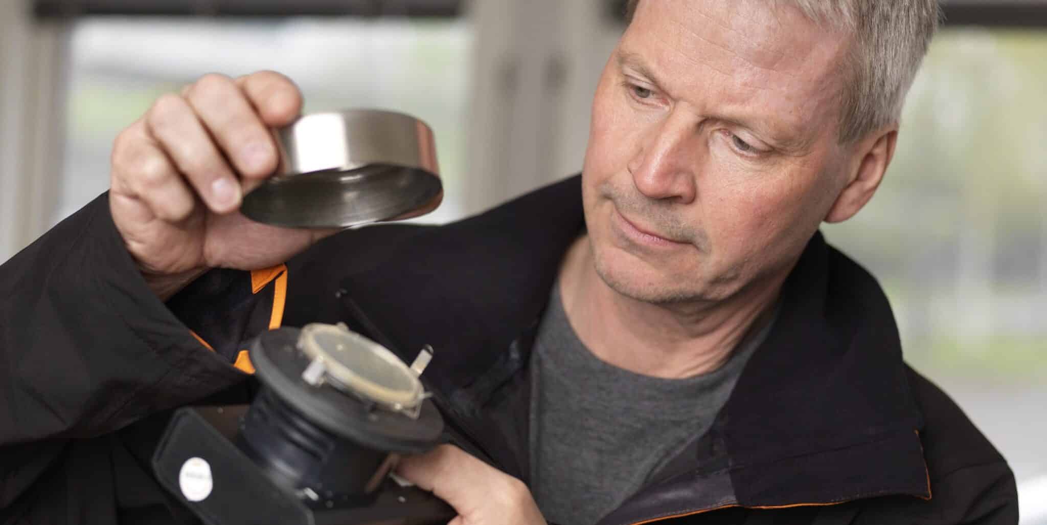 Mannlig inspektør tar luftprøve med MicroBio