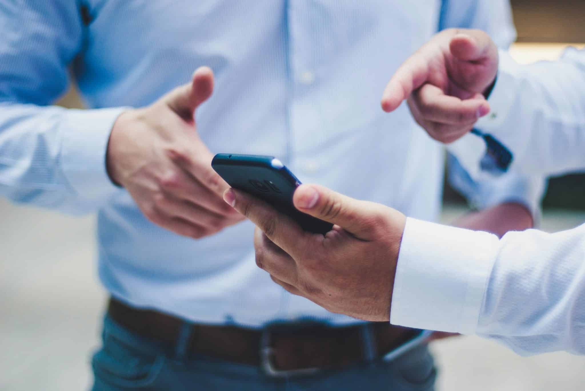 To menn diskuterer mottatt bildeanalyse